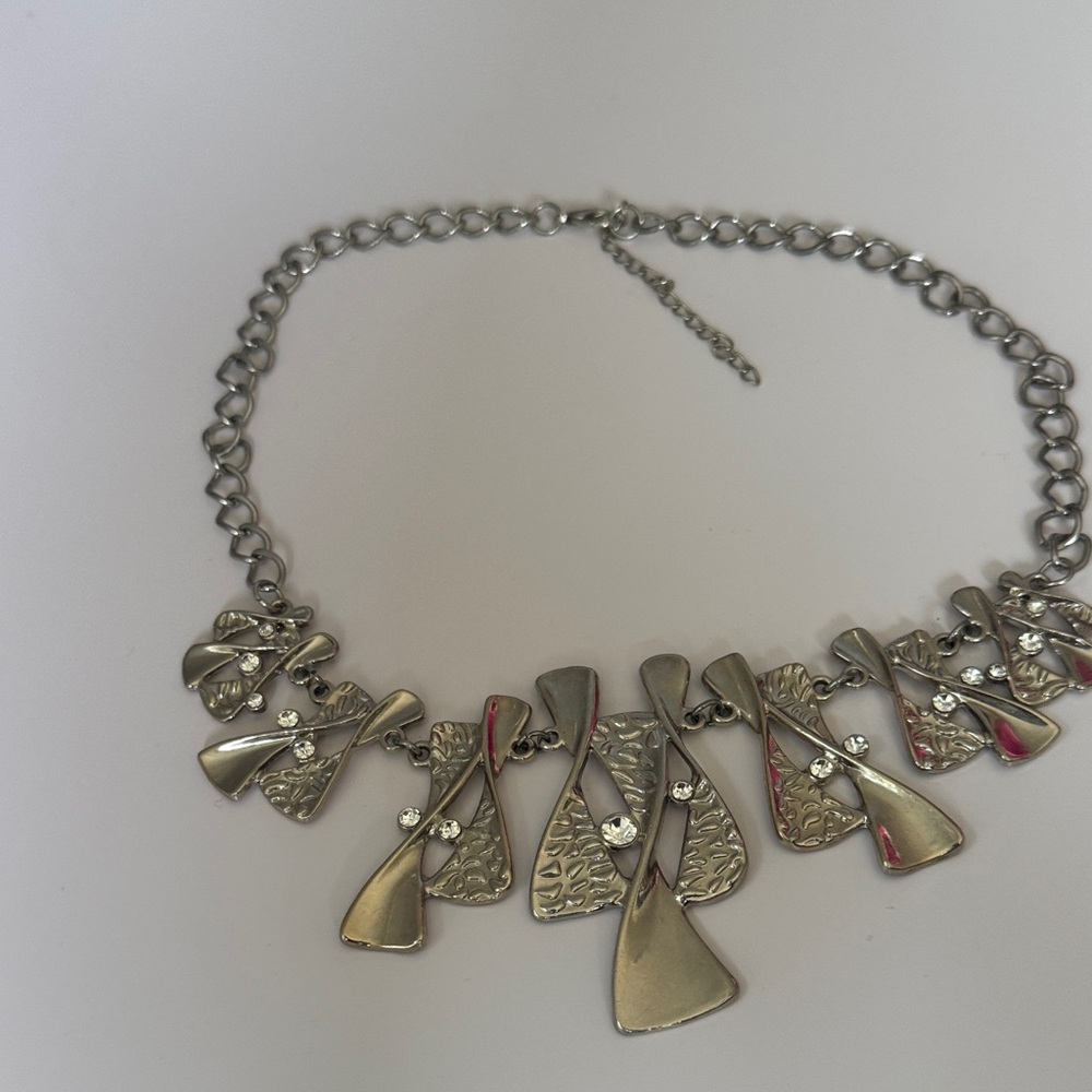 Elegant Silver Necklace with Intricate Design